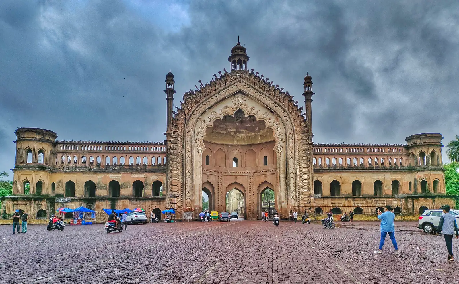 Rumi Darwaza, Lucknow